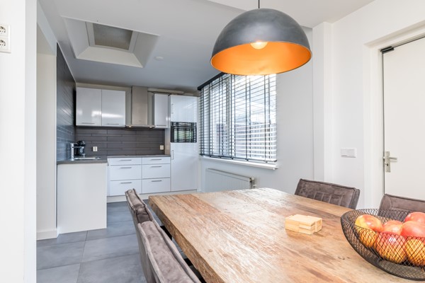 Foto - Verkocht onder voorbehoud: Instapklare gemoderniseerde hoekwoning uit 1920 met 4 slaapkamers, aanbouw met leef keuken en bijkeuken, eigen oprit (2 auto's) en een onderhoudsvriendelijke tuin gelegen op het Zuiden.